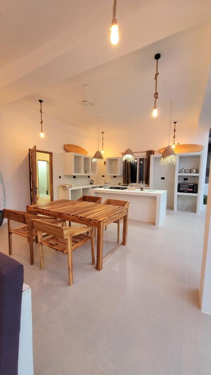 Exquisite Double Storey Luxury Retreat 90m From Zanzibar Ideal Prime Location Tv Wifi Aircon And Private Pool Villa *