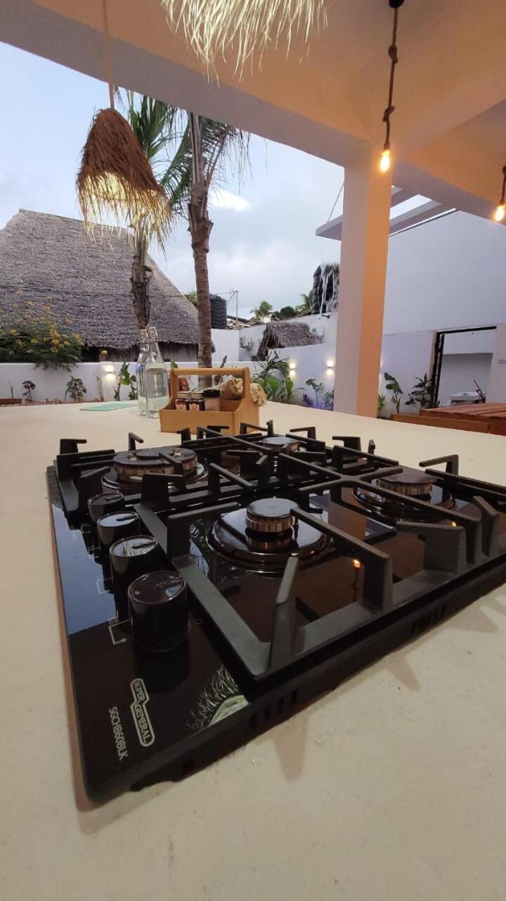 Exquisite Double Storey Luxury Retreat 90m From Zanzibar Ideal Prime Location Tv Wifi Aircon And Private Pool Villa