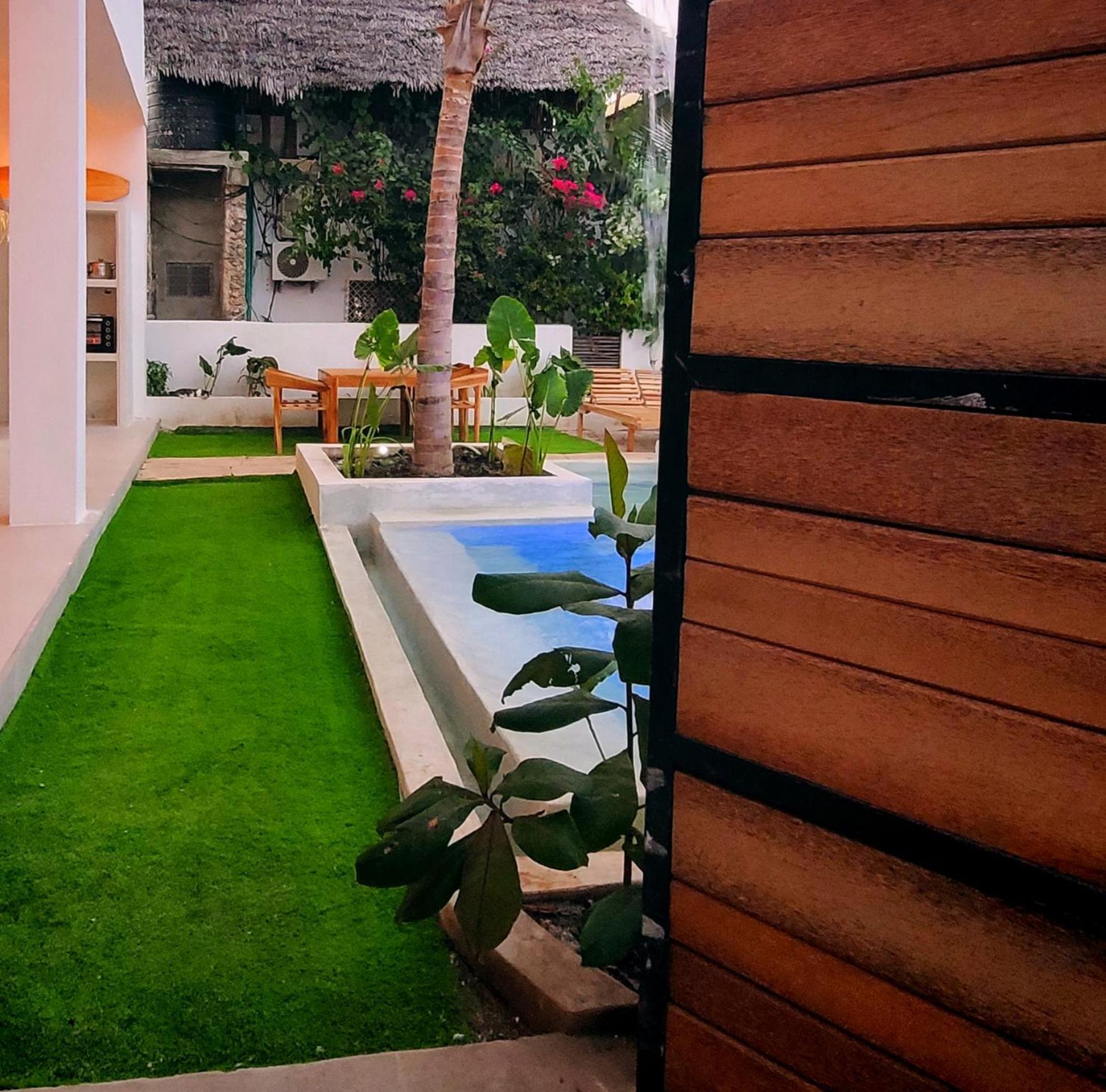 Exquisite Double Storey Luxury Retreat 90m From Zanzibar Ideal Prime Location Tv Wifi Aircon And Private Pool Villa